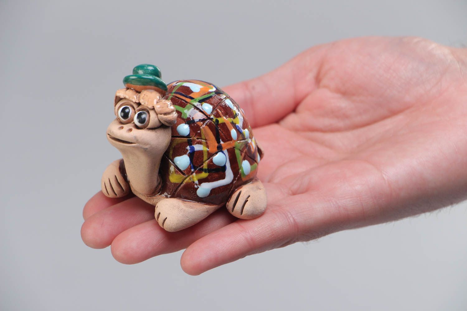 Figura de cerámica artesanal pintada con forma de tortuga pequeña foto 5