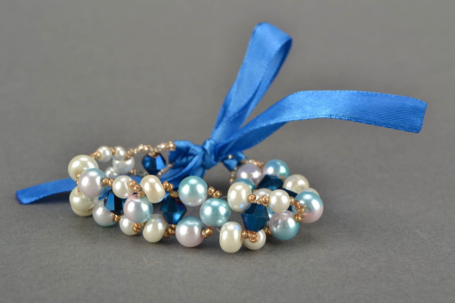 Pulsera artesanal de perlas con cinta foto 1