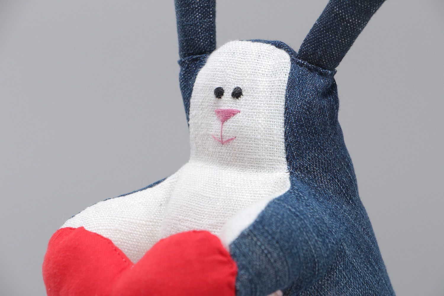 Blaues mit Weiß handgemachtes Stofftier Hase mit Herz aus Flachs und Baumwolle  foto 3
