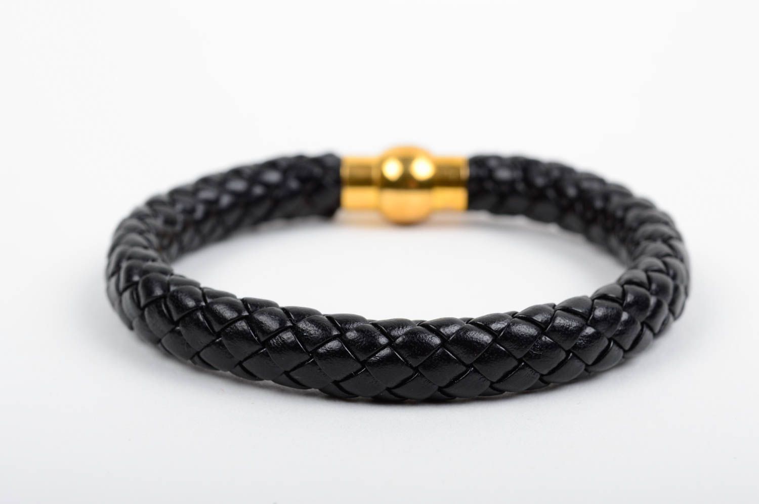 Bracelet noir en cuir artificiel tressé avec fermoir aimanté fait main photo 2