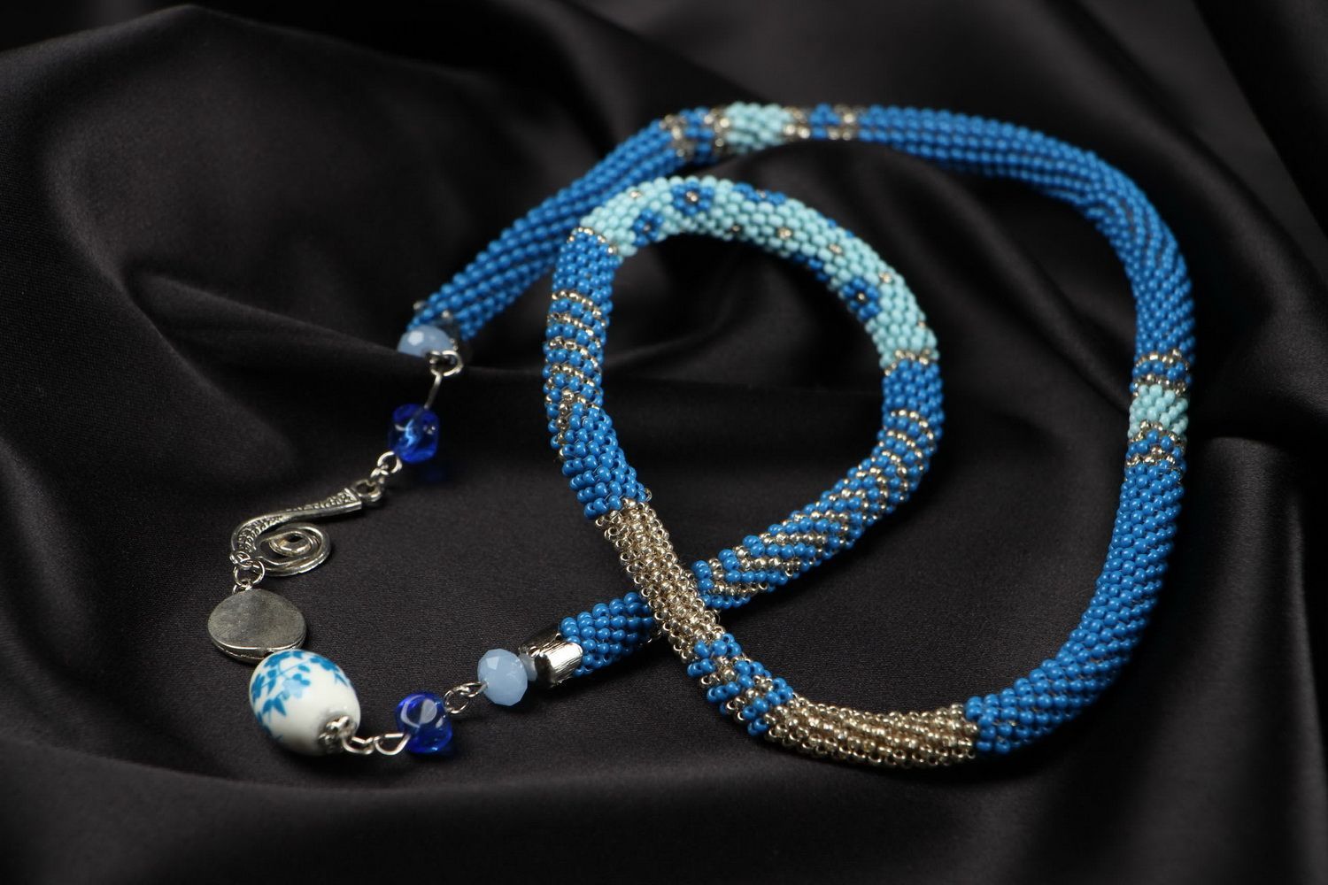 Collier en perles de rocailles bleu fait main photo 2