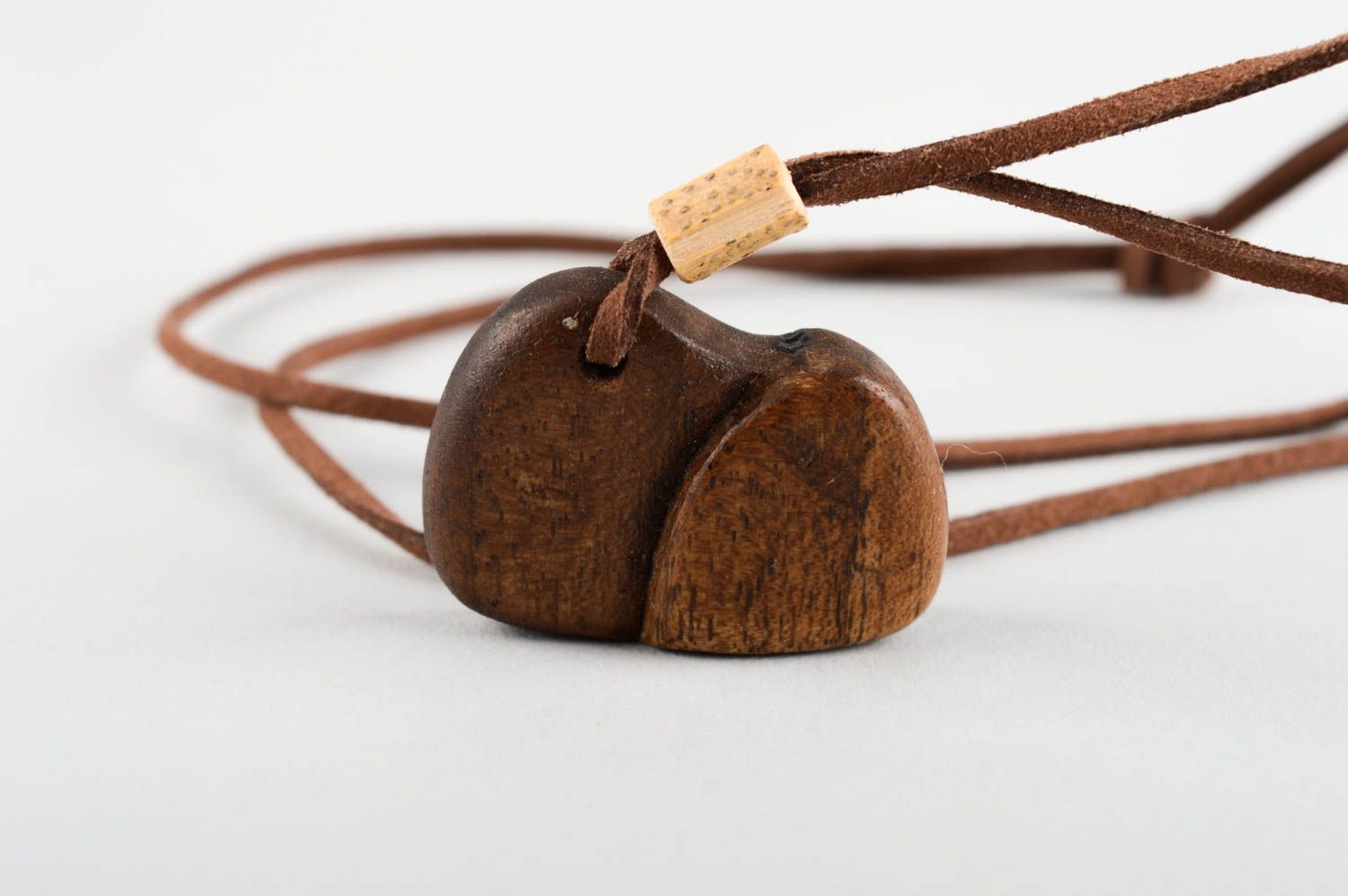 Кулон ручной работы украшение на шею авторский аксессуар из дерева на шнурке фото 4