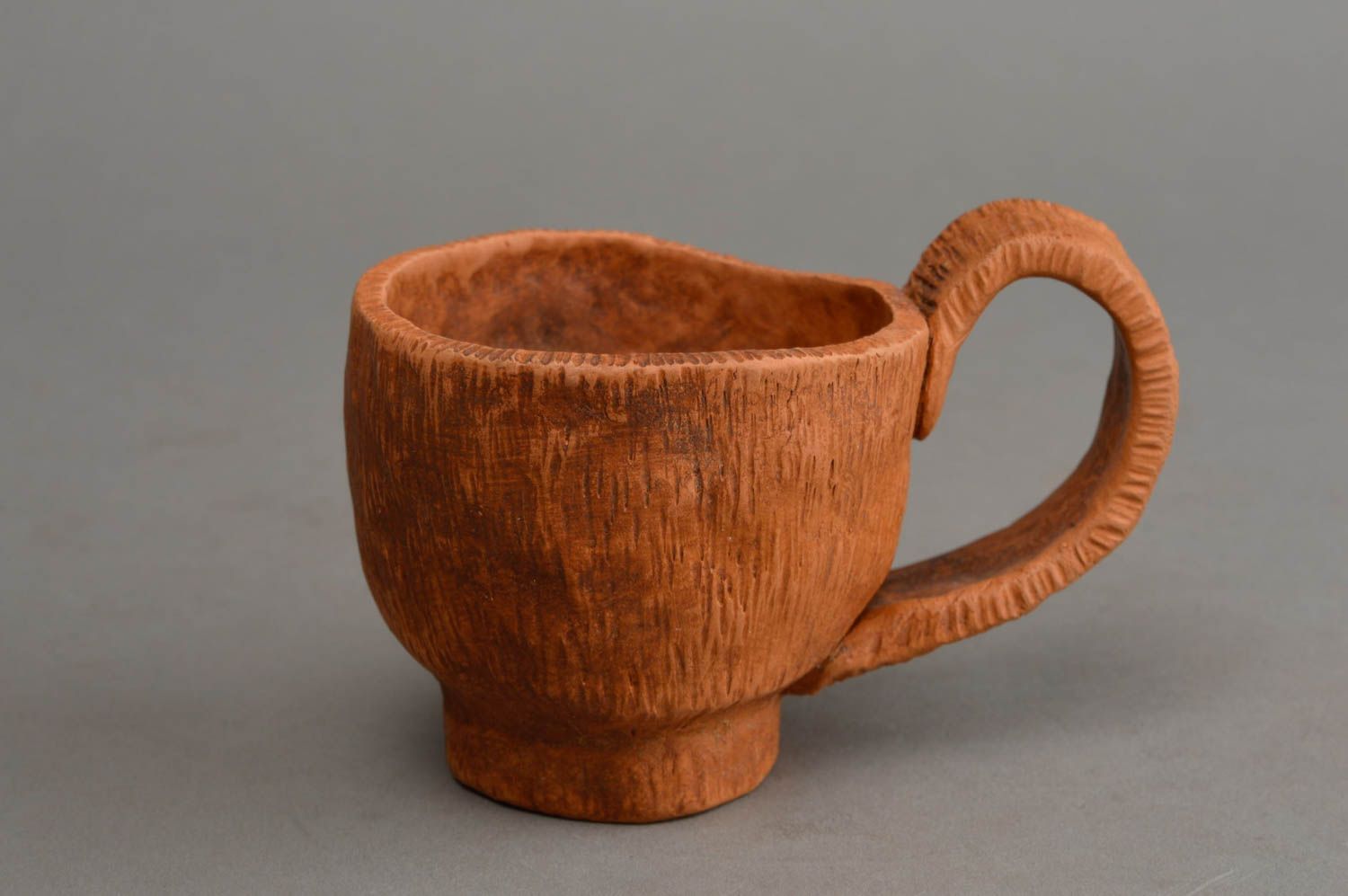 Ungewöhnliche keramische braune Tasse aus Ton mit Henkel handgetöpfert foto 2