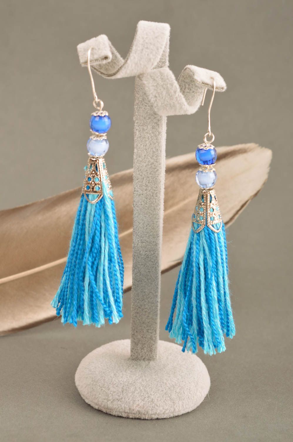 Серьги кисточки украшение ручной работы серьги из ниток голубые с подвесками фото 1