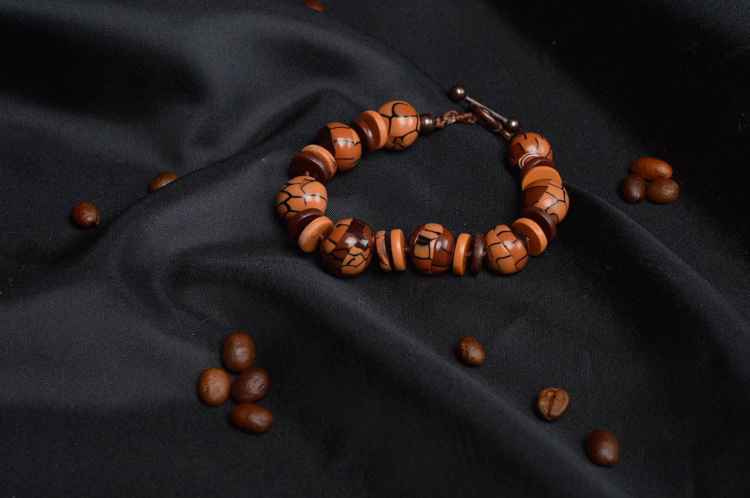 Женский наручный браслет из полимерной глины коричневого цвета фурнитура металл фото 1