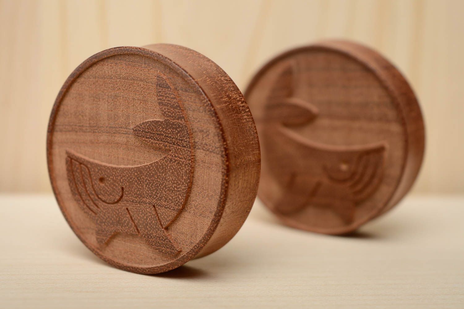 Piercing plugs faits main originaux en bois de sapelli accessoires avec gravure photo 3