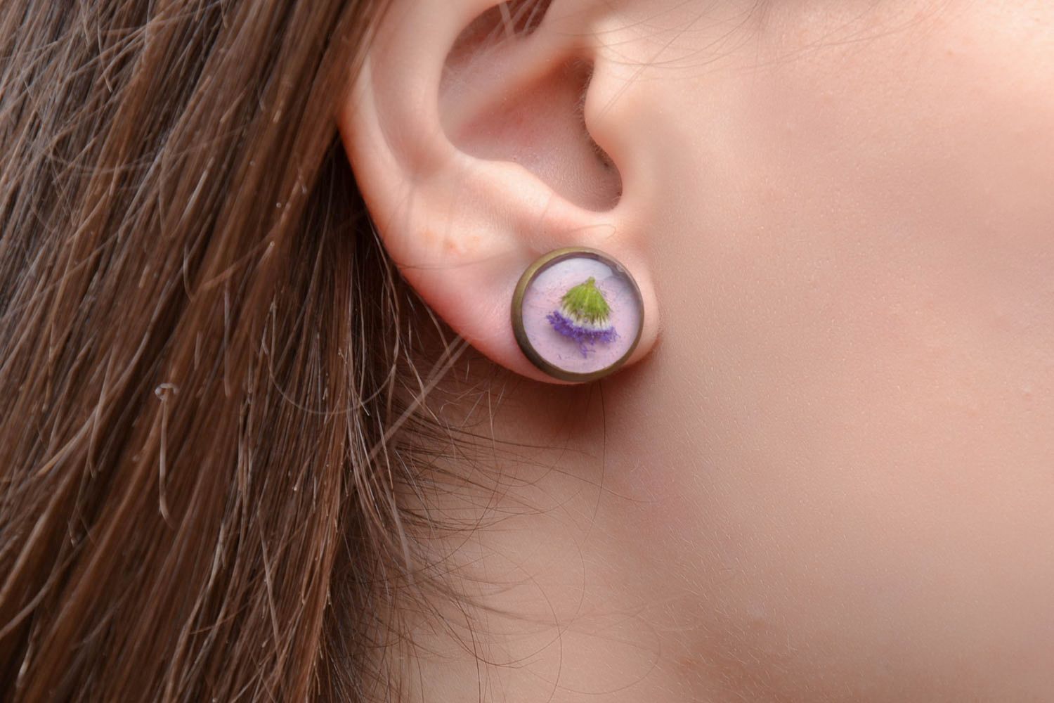 Epoxy stud earrings with real flowers photo 2