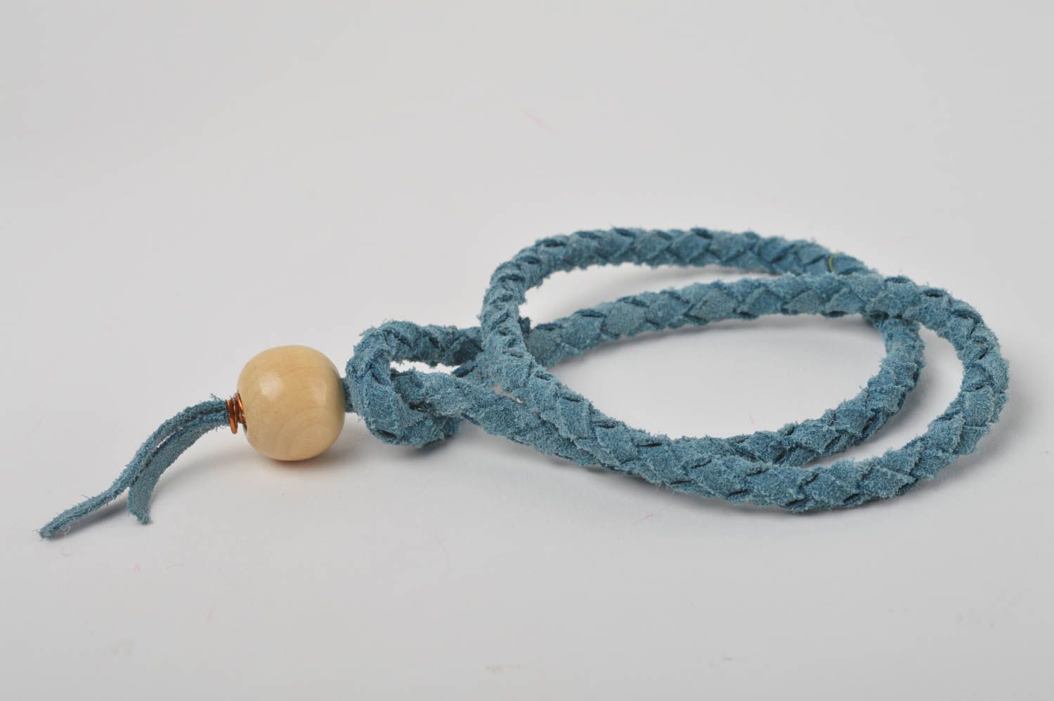Bracelet daim Bijoux fait main bleu avec perle en bois Accessoire femme photo 5
