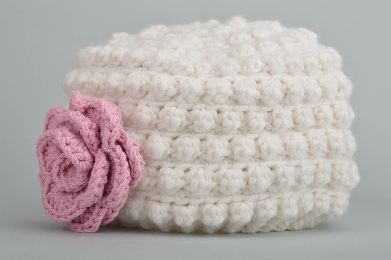 Вязаная шапка для девочки крючком белая с розовым красивая теплая ручной работы фото 3
