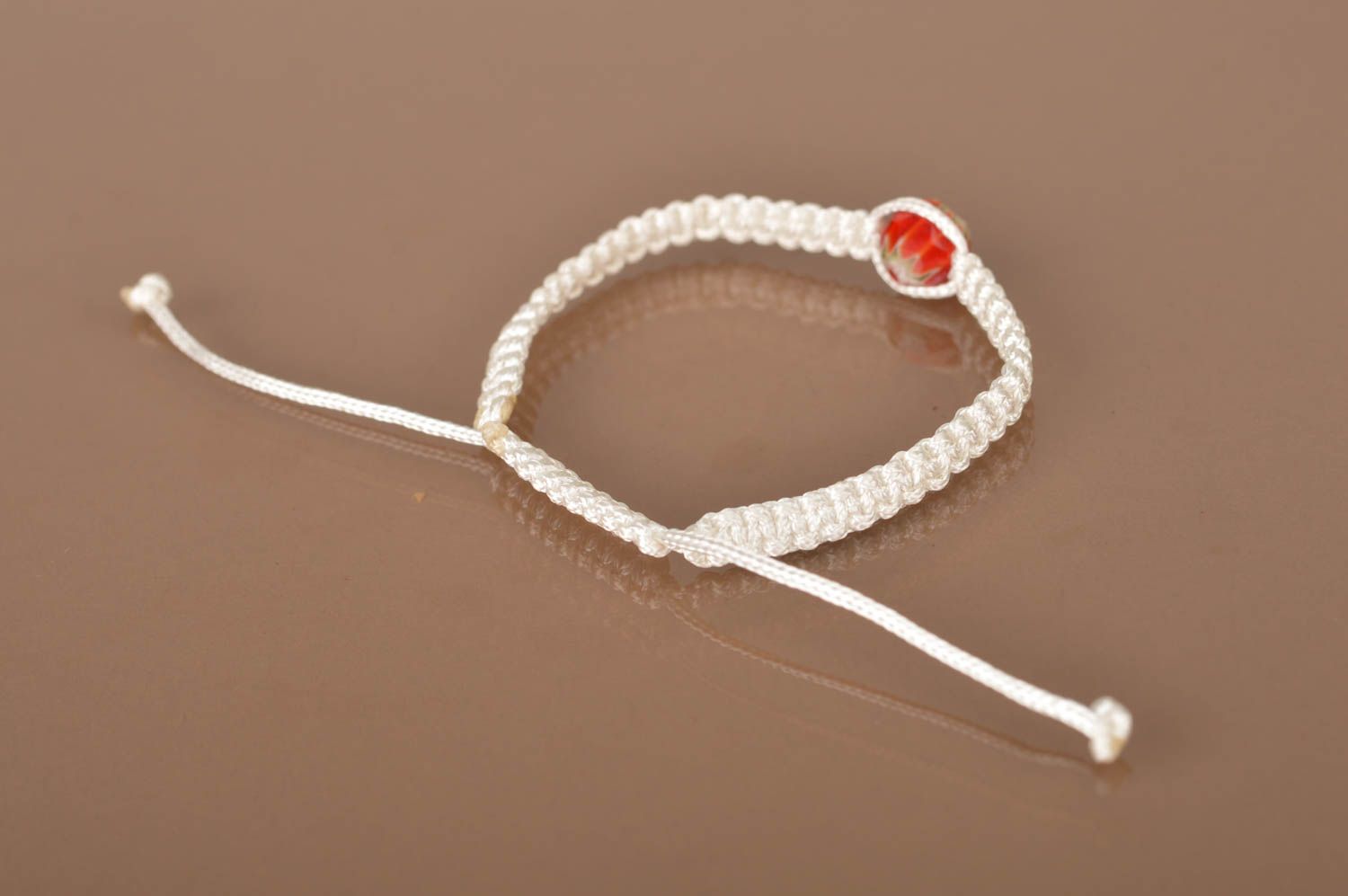Тонкий плетеный браслет с бусиной с регулируемым размером белый ручная работа фото 5