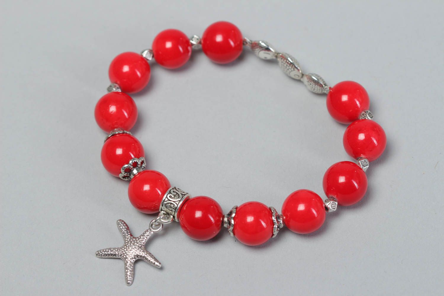 Rotes Armband aus Korallen mit Anhänger Seestern handmade Schmuck für Frauen  foto 2