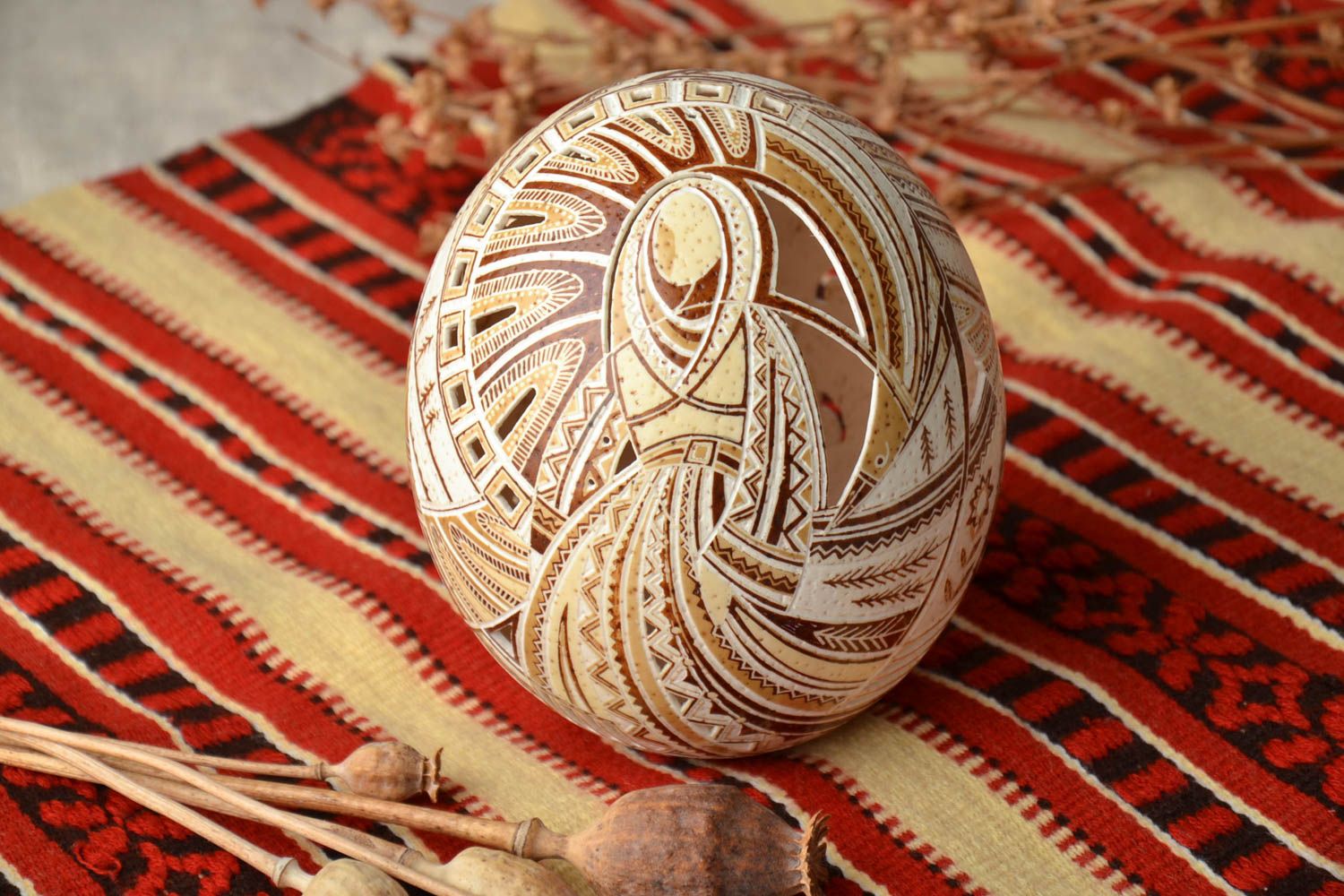 Oeuf de Pâques décoratif fait main original avec bel ornement ukrainien photo 1
