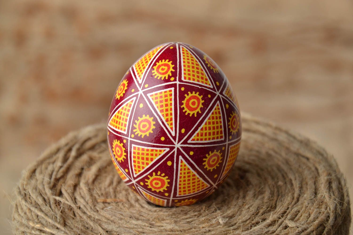 Déco œuf de Pâques peint de poule fait main style ethnique bordeaux et jaune photo 1