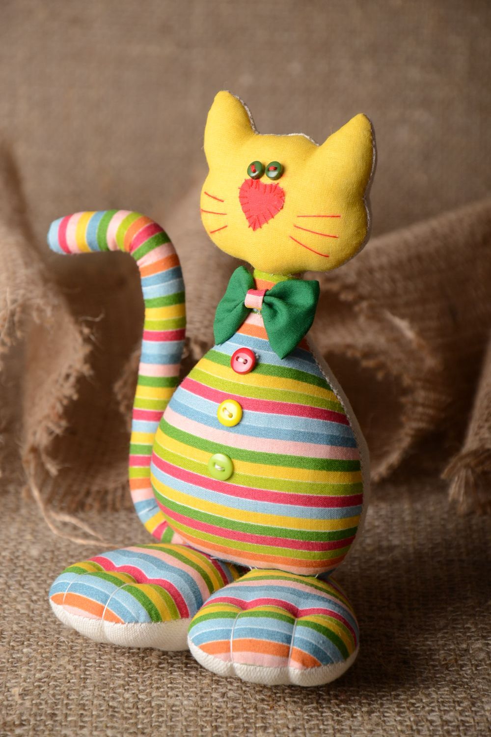 Игрушка кот ручной работы детская игрушка радужная мягкая игрушка с бабочкой фото 1