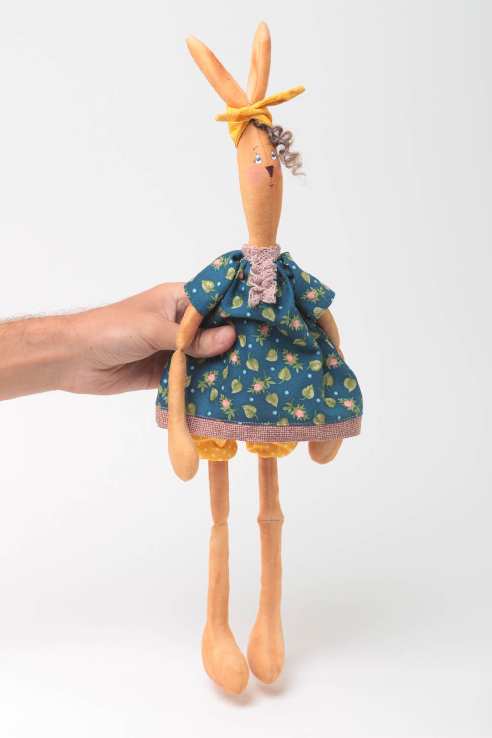 Авторская мягкая кукла ручной работы виде зайчихи в платье для декора дома фото 5