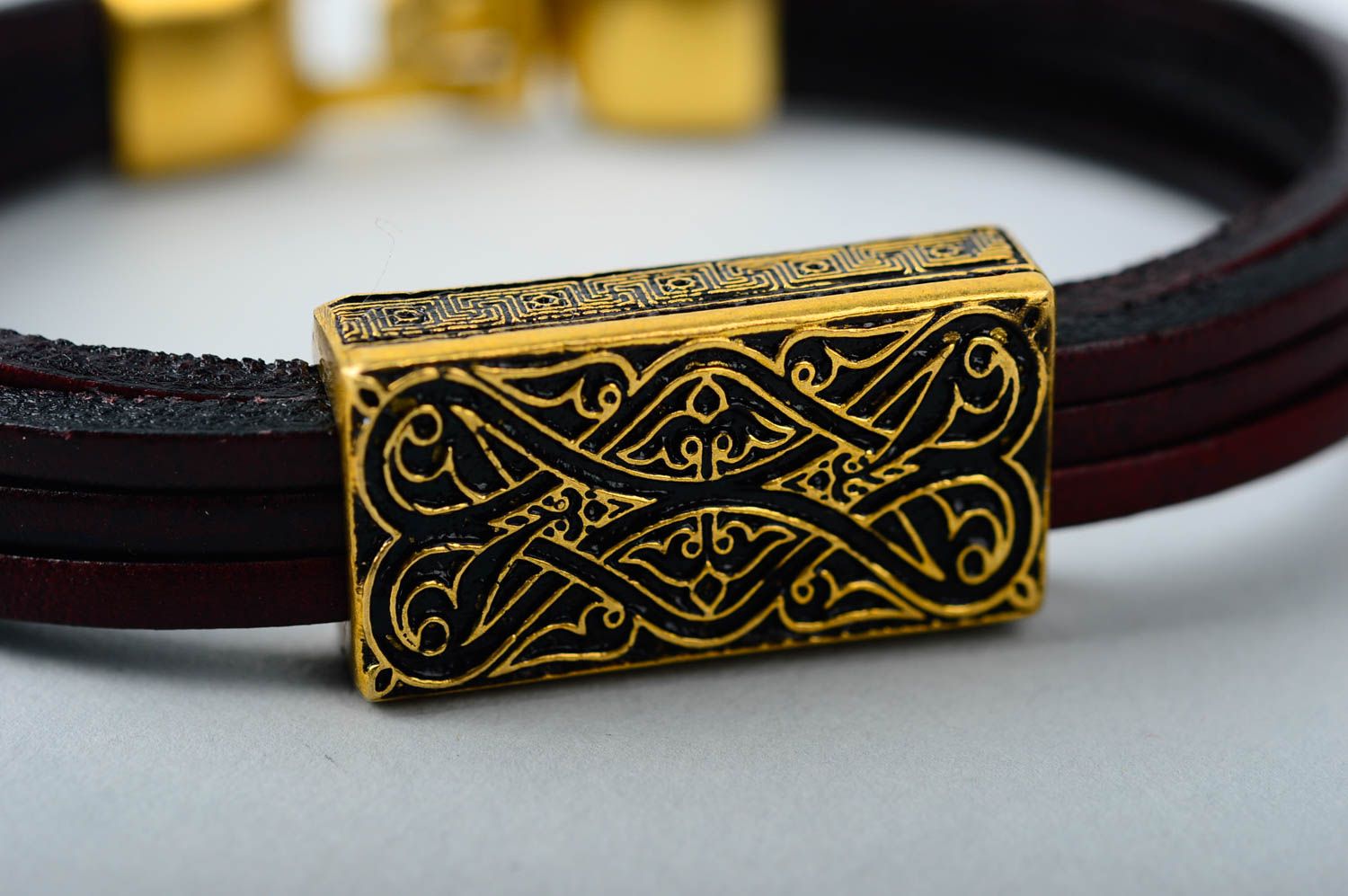 Кожаный браслет ручной работы оригинальный подарок черный браслет на руку фото 4