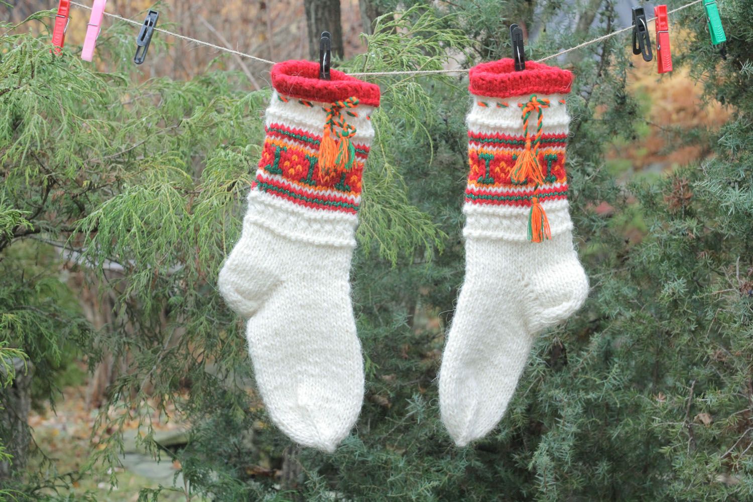 Calcetines de lana tejidos a mano Ornamento rojo	 foto 1