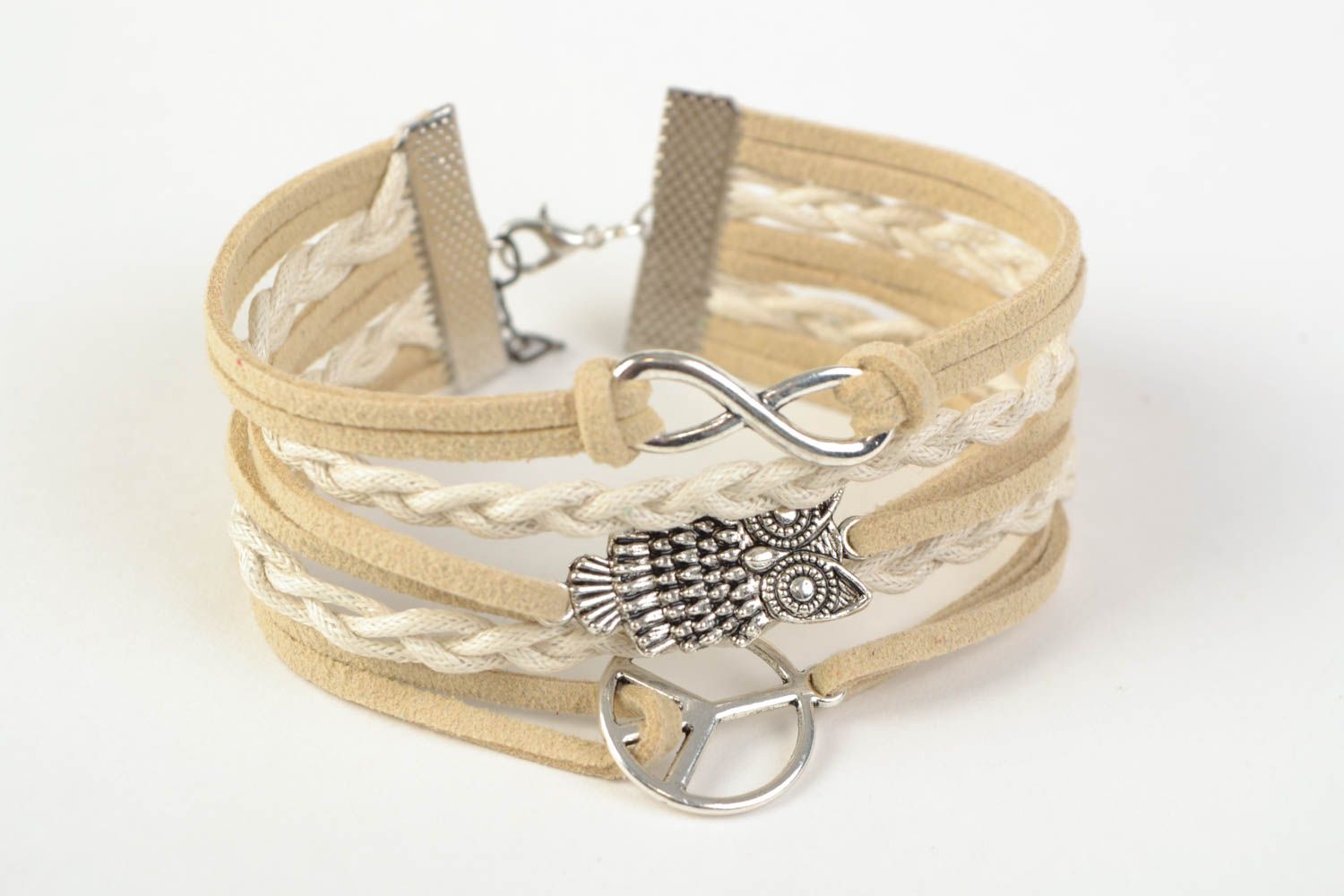 Bracelet en daim beige pendentifs hibou infini symbole de la paix fait main photo 3