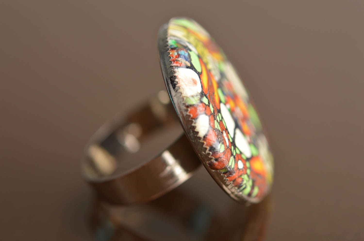 Кольцо и полимерной глиной с круглой шляпкой ручной работы разноцветное фото 4