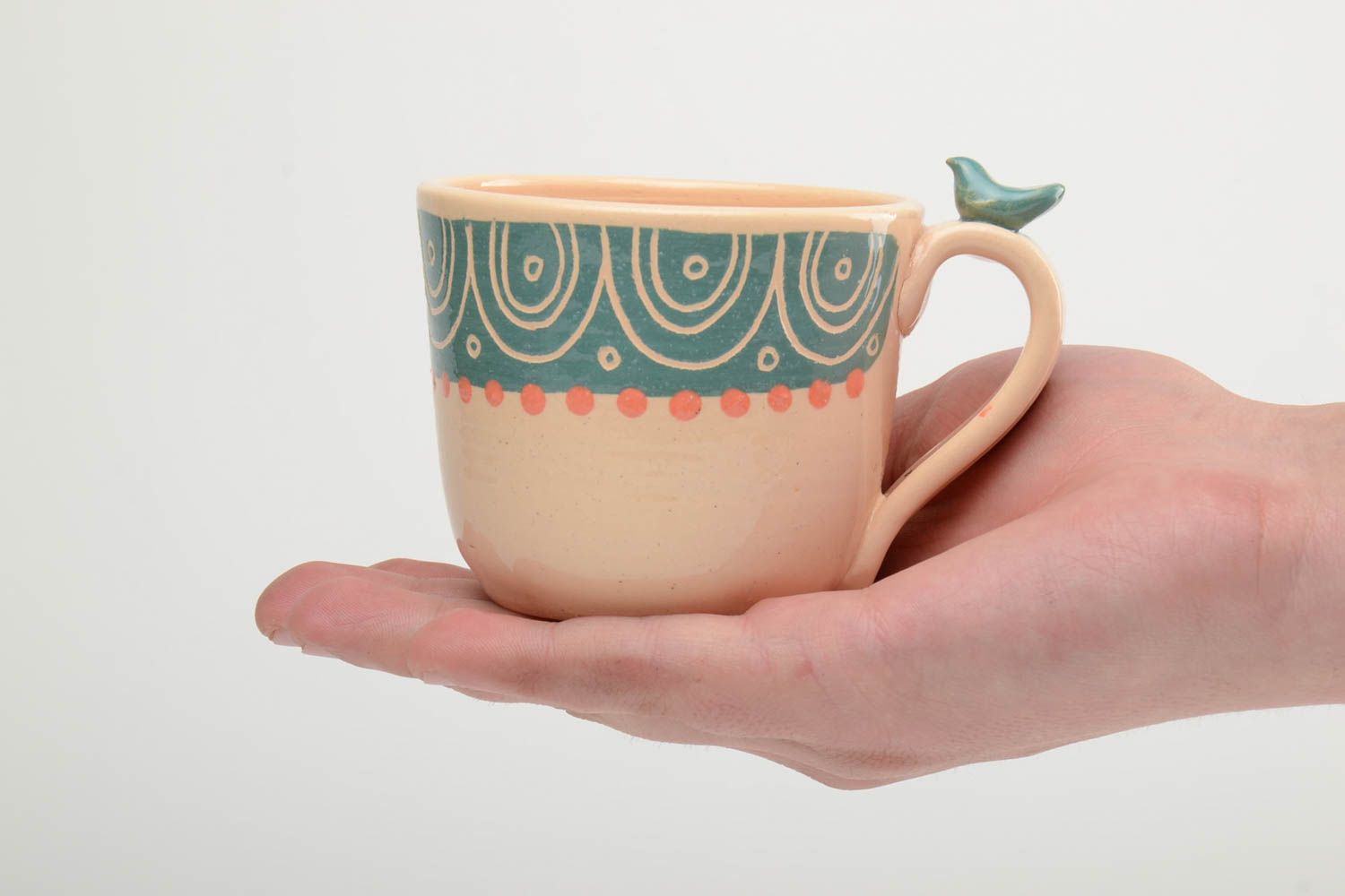 Глиняная чашка ручной работы глазурованная с птичкой на ручке персиковая 350 мл фото 5