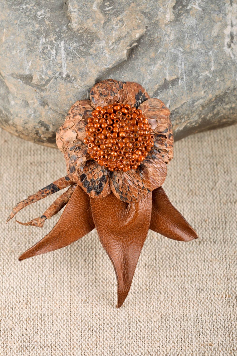 Broche fleur Bijou fantaisie fait main Accessoire en cuir perles de rocaille photo 1