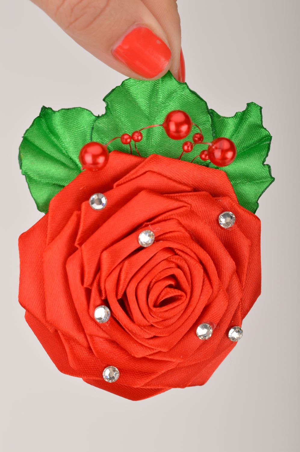 Резинка для волос с цветком ручной работы в виде розы из ленты со стразами фото 3