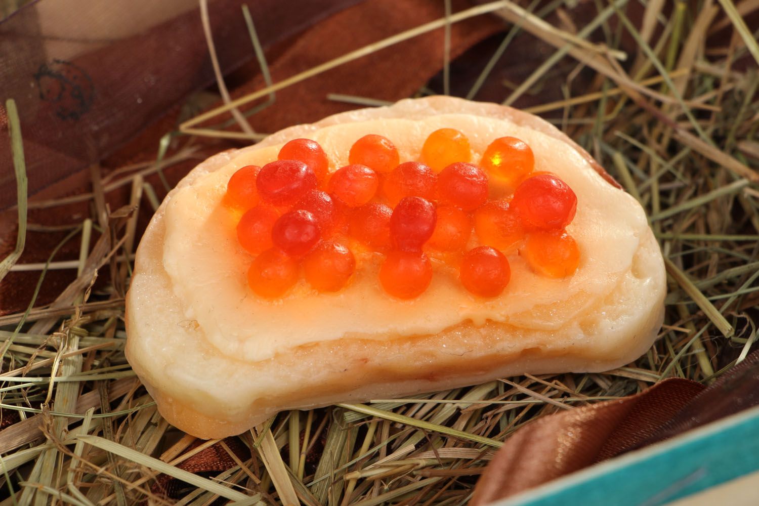 Jabón natural casero con forma de bocadillo de caviar rojo foto 4