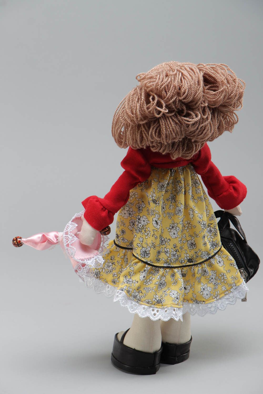 Кукла ручной работы текстильная с сумкой и зонтиком из хлопка и атласа хенд мэйд фото 4