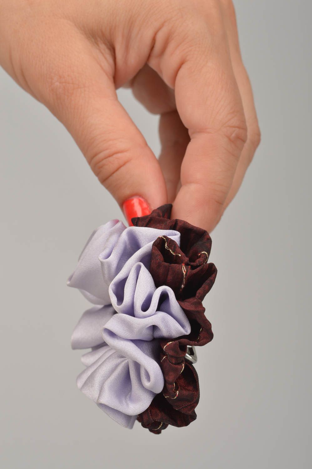 Broche fleur Bijou fantaisie fait main bicolore Accessoire femme en tissu photo 2