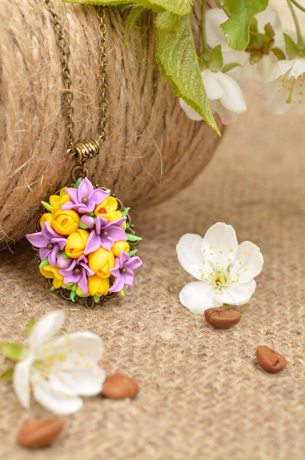 Colgante con flores de arcilla polimérica con cadena metálica artesanal  foto 1