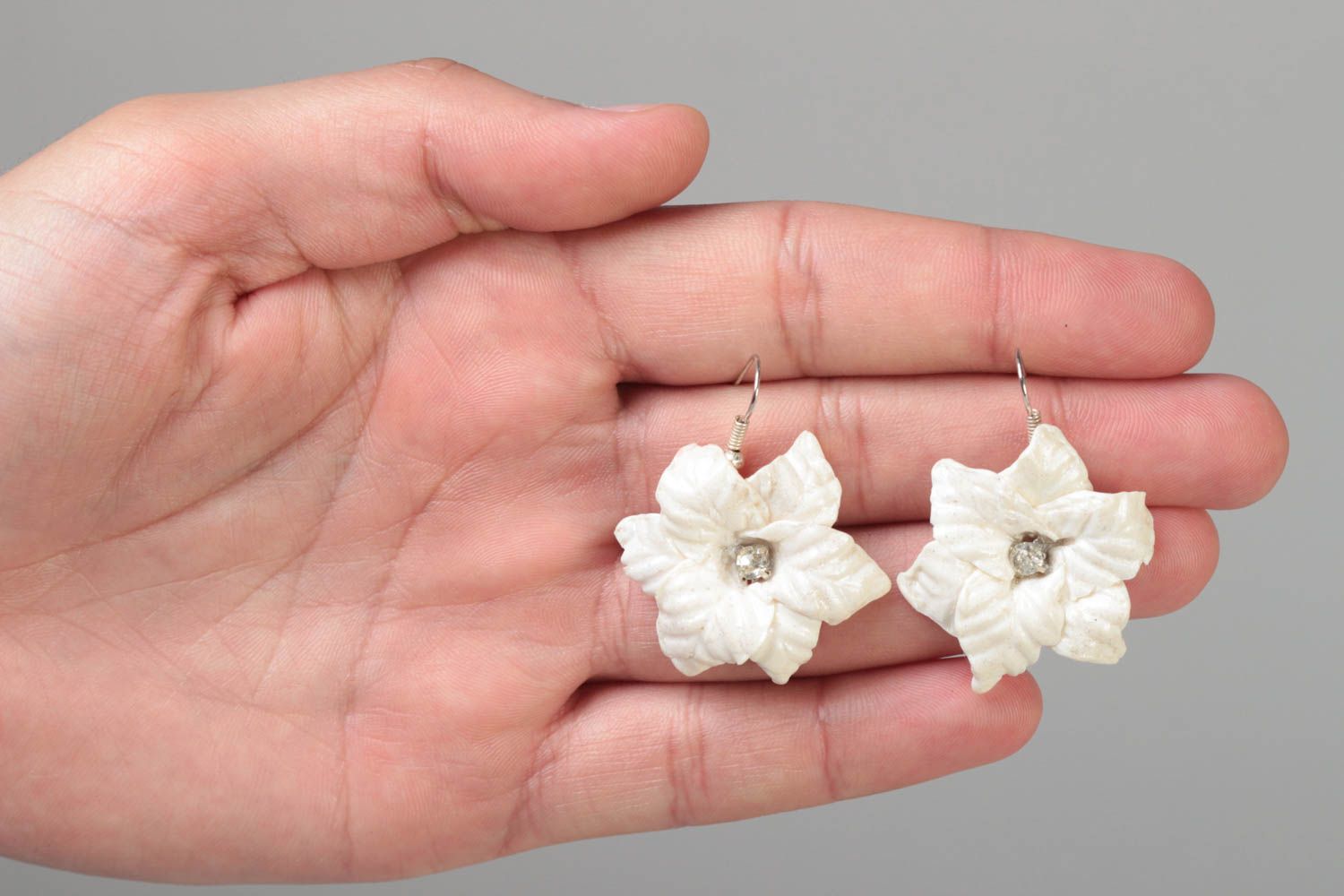 Künstlerische weiße Blumen Ohrringe aus Polymer Ton handmade Schmuck für Frauen foto 5