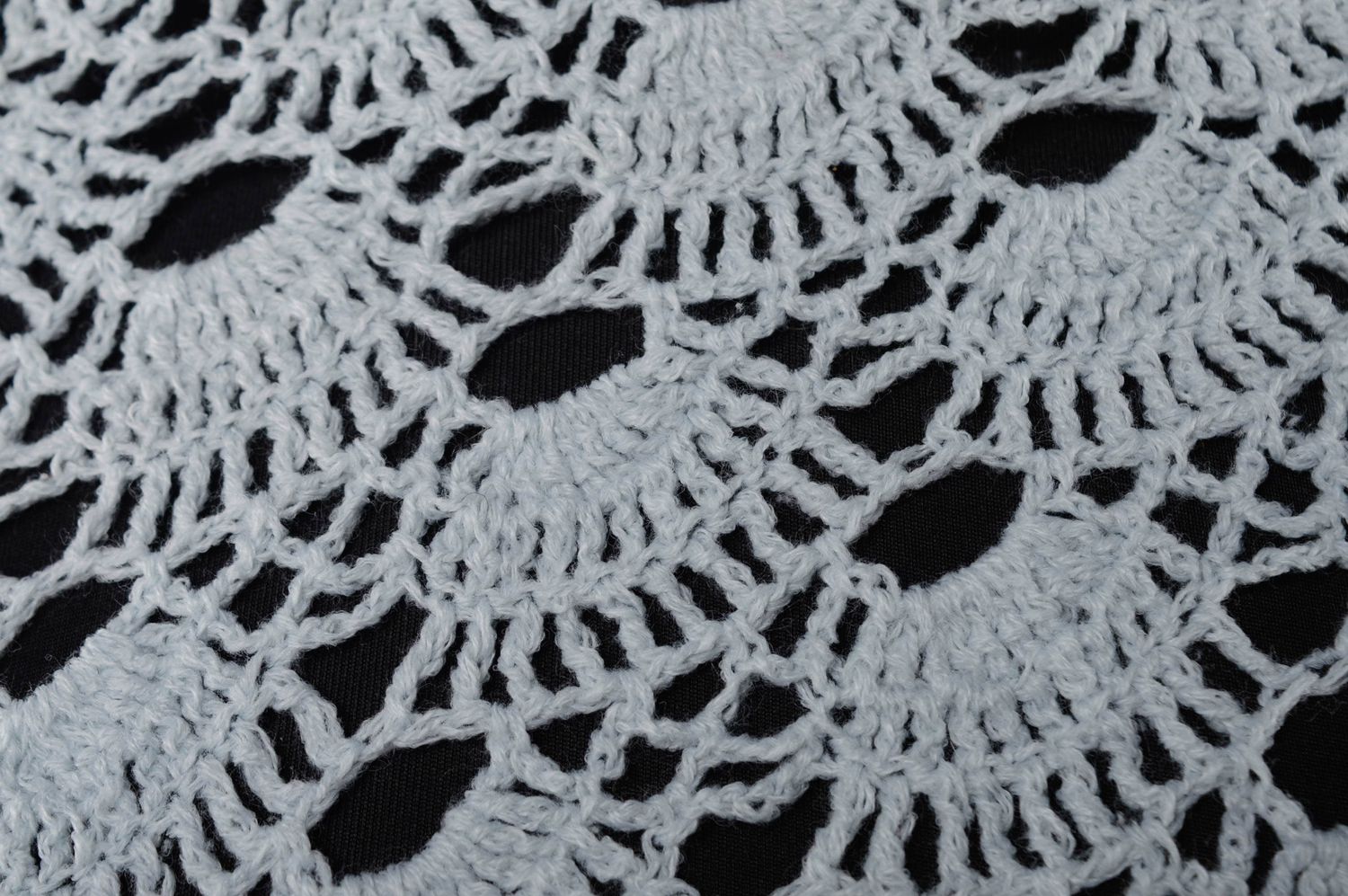 Écharpe tricotée au crochet ajourée claire faite main photo 5