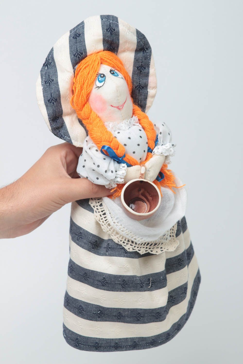 Грелка на заварной чайник декоративная в форме куклы ручной работы  фото 5
