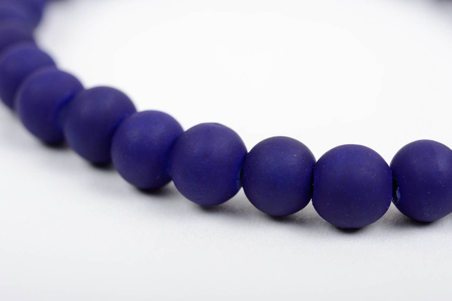 Bracelet en perles plastiques bleues avec breloque ronde en métal fait main photo 5
