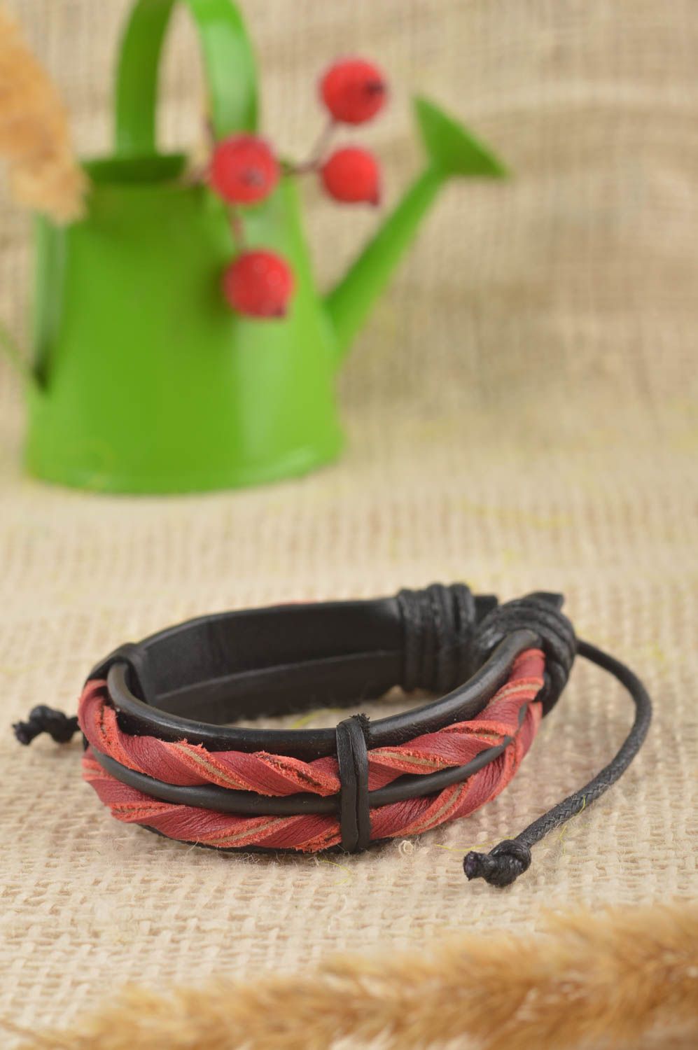 Bracelet cuir Bijoux fait main design original noir rouge Accessoire femme photo 1