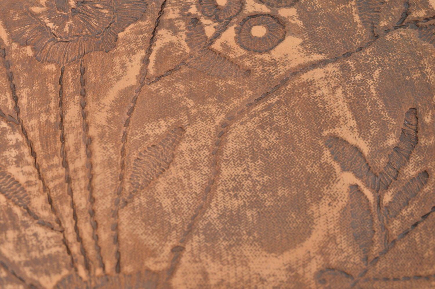 Ungewöhnlicher flacher runder brauner Unterteller mit Muster aus Ton Handarbeit foto 5