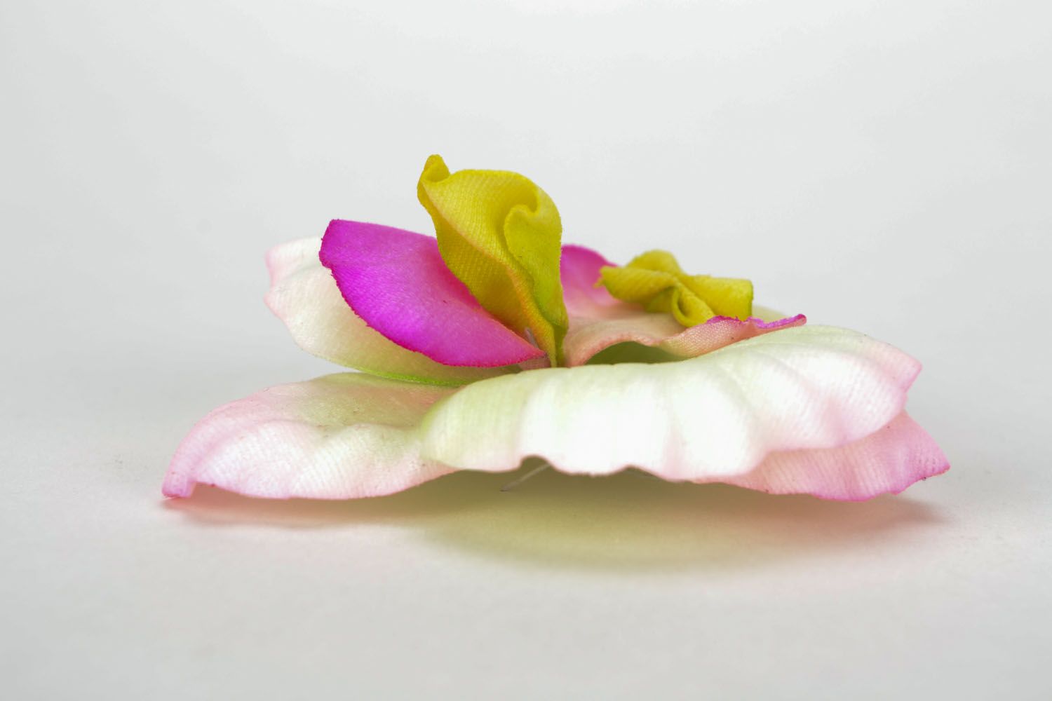 Broche-grampo de tecido feito à mão em forma da flor Orquídea foto 3