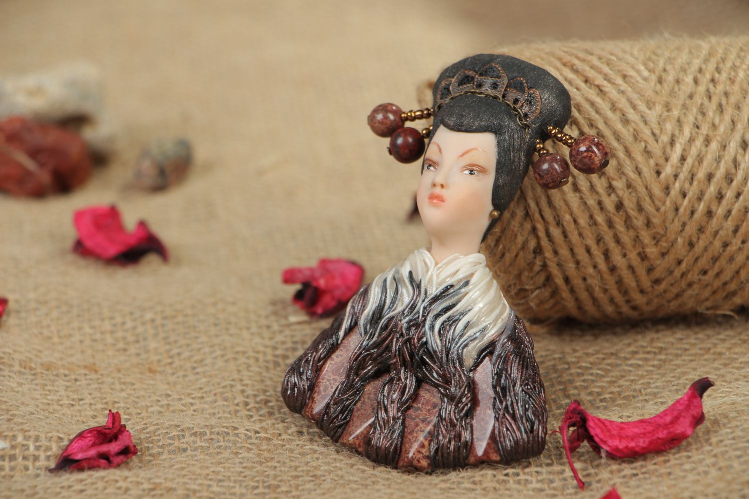 Brooch in the shape of geisha with jasper photo 5