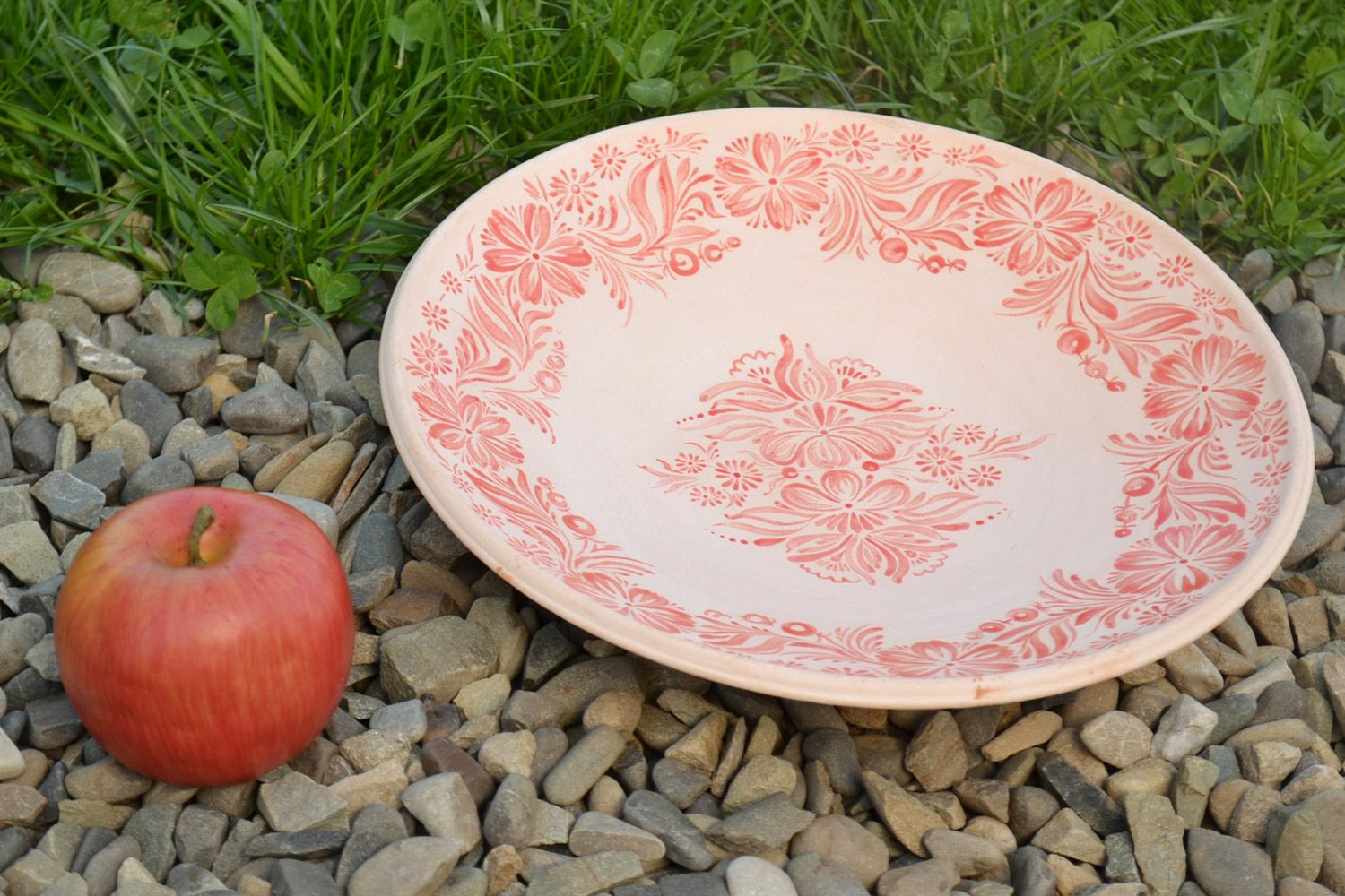 Большая белая глиняная тарелка расписанная глазурью ручной работы красивая фото 1