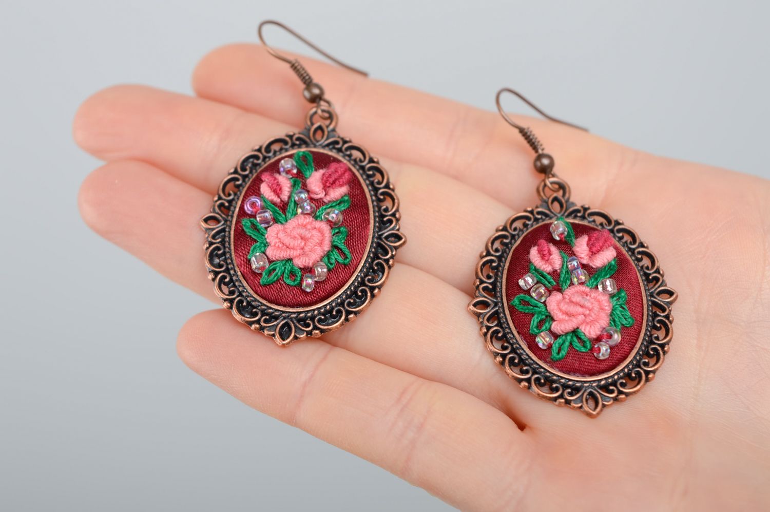 Rococo embroidered dangle earrings photo 3