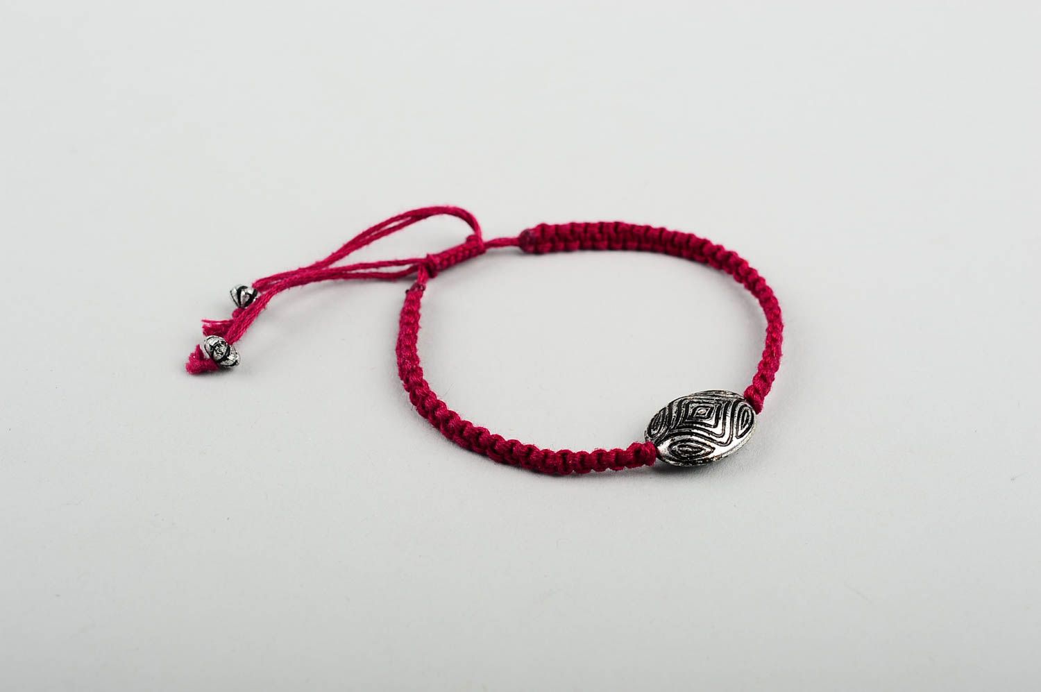 Bracelet en fils framboise Bijou fait main avec métal Cadeau pour femme photo 1