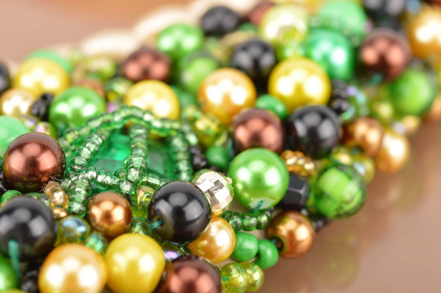 Зеленое ожерелье из бисера и бусин на репсовой ленте ручной работы нарядное фото 4