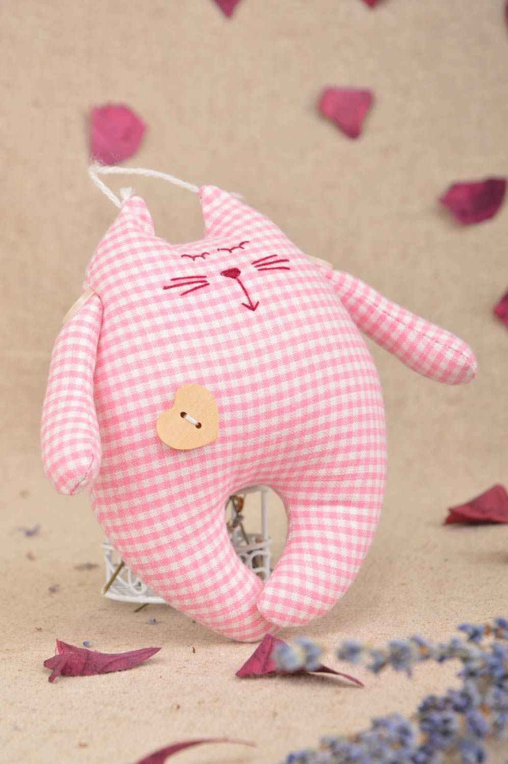 Chat en tissu avec cordon fait main original jouet rose à carreaux pour enfant photo 1