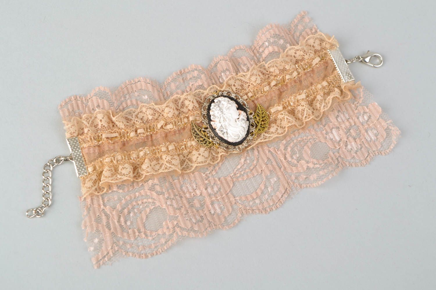 Bracelet large en dentelle avec camée fait main beige original style vintage photo 4