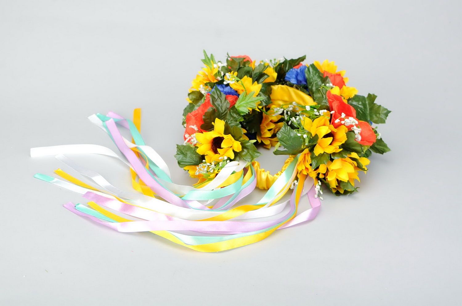Ghirlanda con fiori belli fatta a mano accessorio originale d'autore da donna foto 4