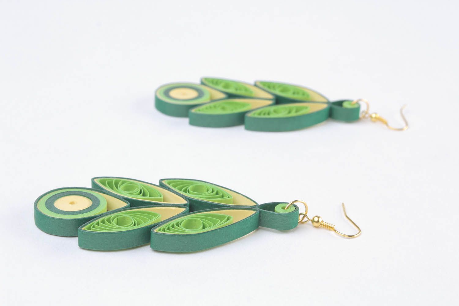 Long paper earrings using the quilling technique photo 3