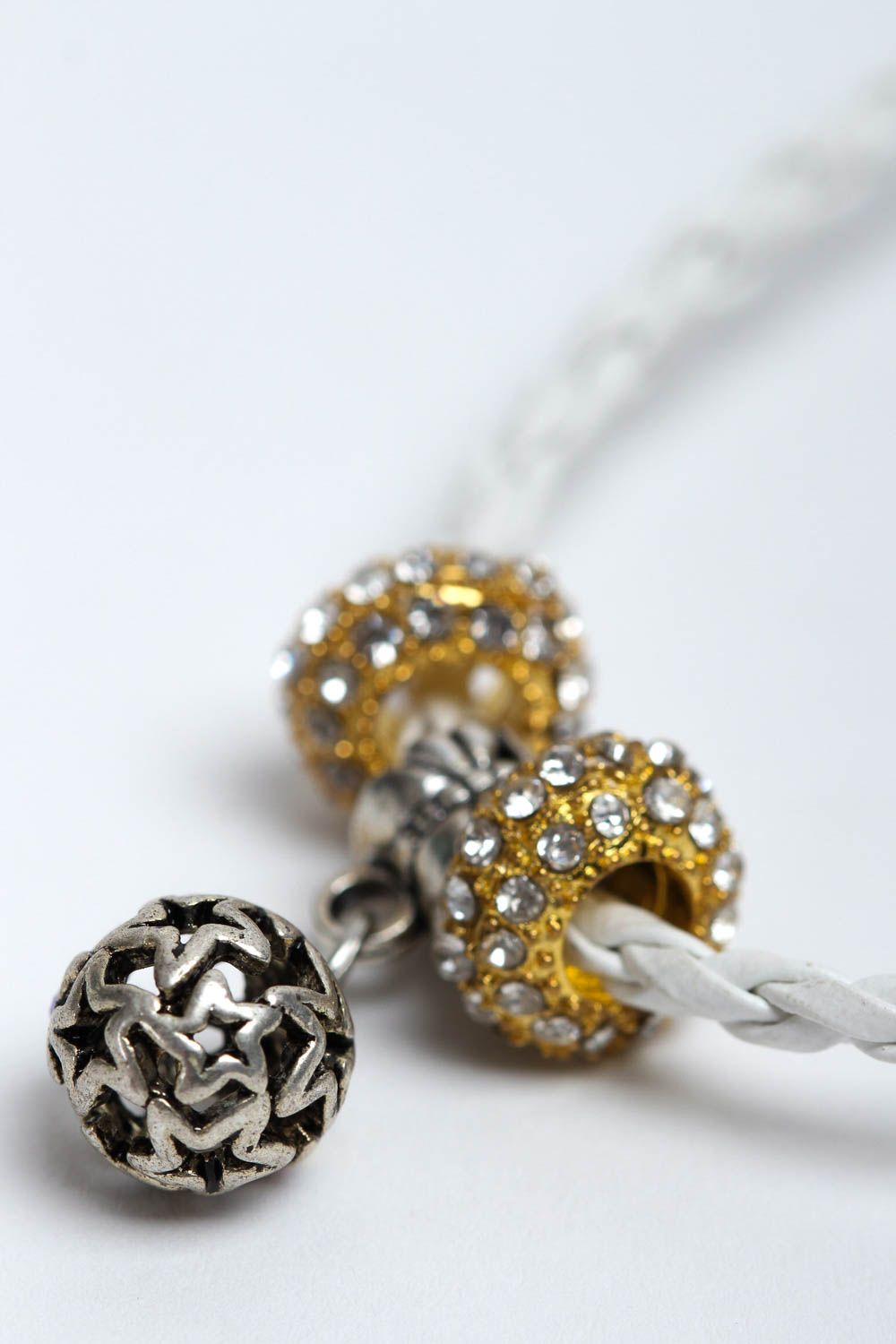 Украшение ручной работы браслет с подвеской сферой красивый браслет белый фото 3