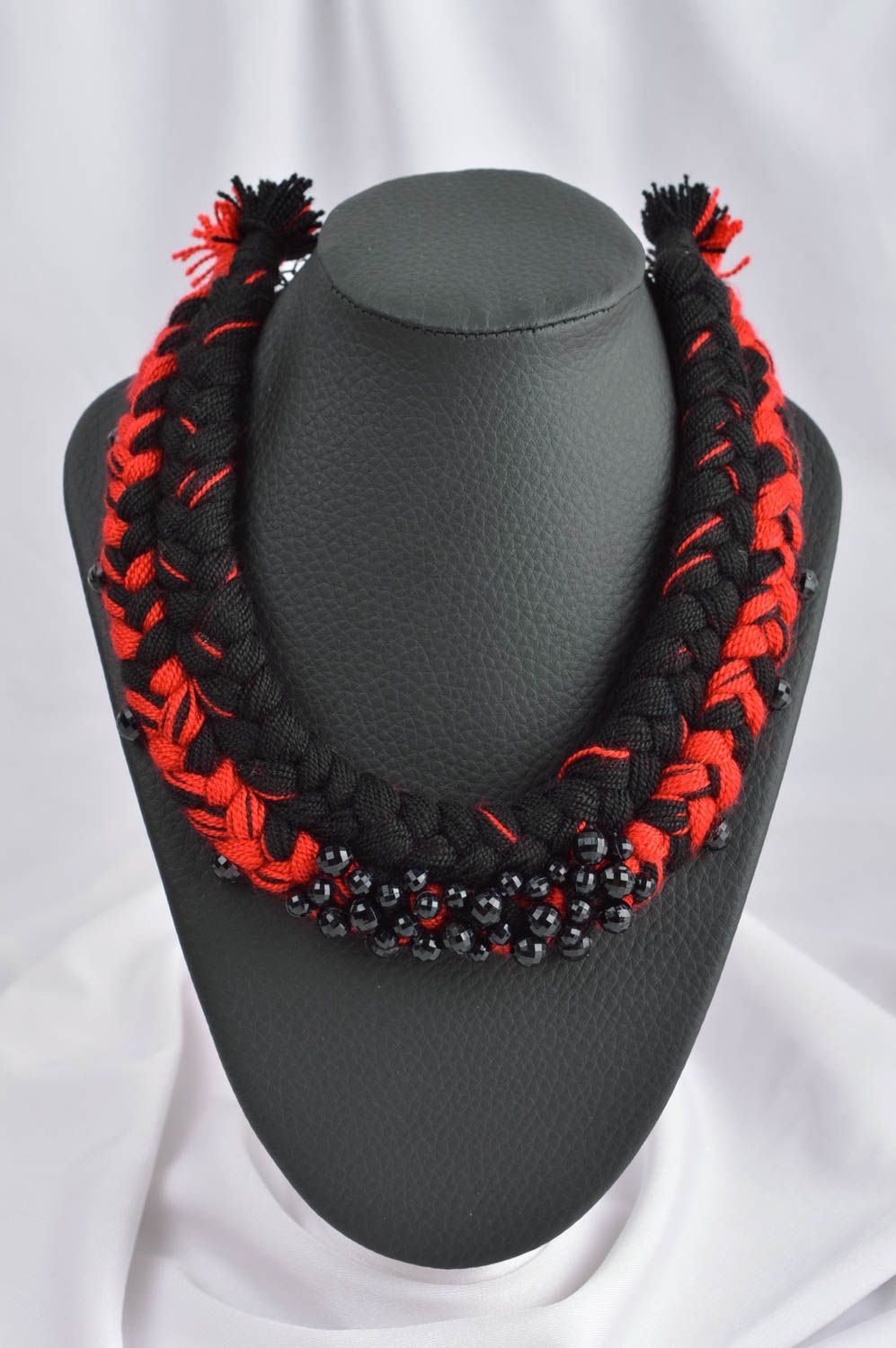 Collier textile Bijou fait main noir et rouge tressage fils Accessoire femme photo 1
