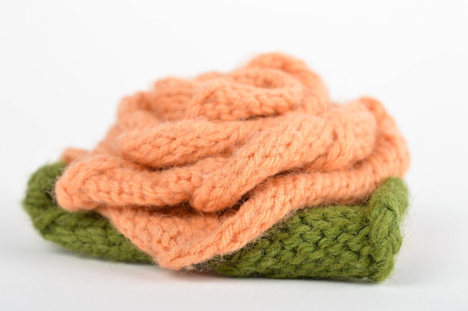 Broche fleur de couleur pêche Bijou fait main en laine au crochet Cadeau femme photo 2