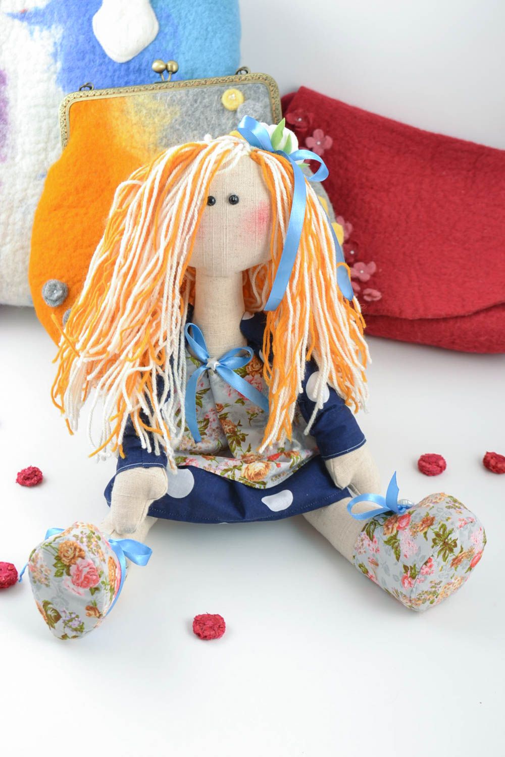 Juguete de tela natural artesanal decorativo cosido a mano muñeco de niña foto 1